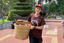 Cách 'điệu đà' rất riêng của Angela Phương Trinh dù mặc áo tu viện