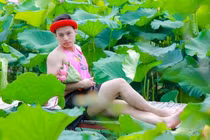 “Nam thanh, nữ tú” thi nhau chụp nude, phản cảm với hoa sen