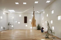 Vợ chồng khuyết tật làm nhà "lạ" cạnh ngã ba khiến cả phố lác mắt