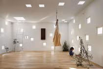 Vợ chồng khuyết tật làm nhà "lạ" cạnh ngã ba khiến cả phố lác mắt