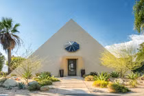 Bên trong 'kim tự tháp' trên đỉnh núi giá hơn 2 triệu USD