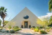 Bên trong 'kim tự tháp' trên đỉnh núi giá hơn 2 triệu USD