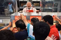 Khủng khiếp, bà nội trợ quyết tranh giành miếng thịt lợn cuối cùng