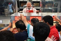 Khủng khiếp, bà nội trợ quyết tranh giành miếng thịt lợn cuối cùng