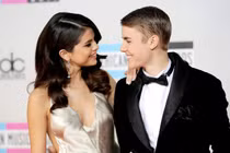 Selena Gomez phản ứng ra sao khi Justin Bieber lấy vợ?