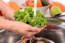 Thói quen rửa rau sai lầm khiến rước bệnh vào người