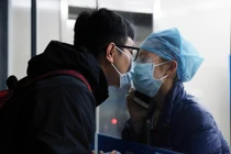 Xúc động nữ y tá hôn bạn trai qua tấm kính cách ly giữa dịch corona