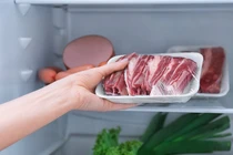 Sai lầm khi tích trữ thịt trong tủ lạnh gây hại cho cả nhà