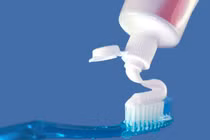Thực hư thông tin chất flour trong kem đánh răng gây bệnh