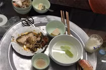 Đi làm về muộn, bức xúc nhà chồng phần mâm cơm như đồ thừa