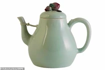 Choáng với giá trị khủng của ấm trà sứt được đem đấu giá tại Anh