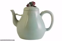 Choáng với giá trị khủng của ấm trà sứt được đem đấu giá tại Anh