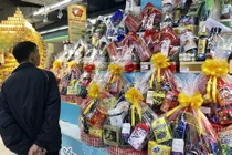 Chồng biếu quà tết mẹ vợ chỉ 300 nghìn đồng và cân hướng dương