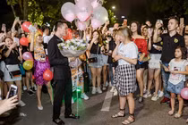 Anh chàng nhờ cả công ty lên phố đi bộ cổ vũ tỏ tình