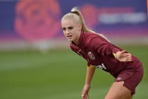 Nữ tiền đạo Thụy Sĩ có bạn gái cũng là cầu thủ nổi tiếng