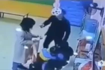 Dân mạng đồng cam người cha tấn công cô giáo bạo hành con mình