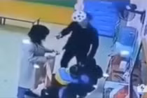 Dân mạng đồng cam người cha tấn công cô giáo bạo hành con mình