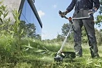 Bé gái suýt tử vong vì bị lưỡi máy cắt cỏ văng trúng bụng