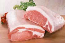 Công chức một đơn vị được tặng quà Tết bằng thịt lợn, nước mắm