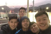 Đình Trọng khoe quà, Đức Chinh liên tục đăng ảnh check-in Hàn Quốc