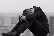 Ngoại tình với sếp bà, tài xế choáng váng thấy vật lạ dưới gối