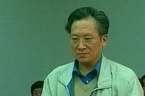 Quan tham TQ khoe chiến tích "lên giường" với 2 mẹ con