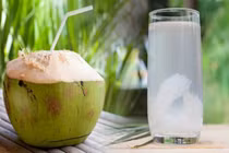Uống nước dừa kiểu này còn hại hơn uống thuốc độc