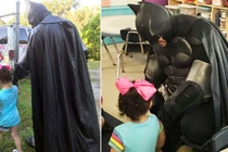 Bé gái 3 tuổi được mẹ cử hẳn “Người Dơi” đưa đi học