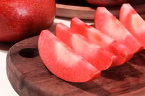 Đổ xô săn lùng quả đỏ làm quà biếu Tết