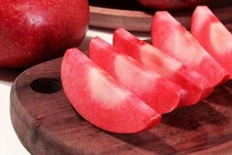 Đổ xô săn lùng quả đỏ làm quà biếu Tết