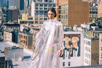 Bỏ vài trăm triệu mua chiếc váy chỉ được ngắm không được mặc