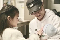 Chương Tử Di bị anti fan ném đá vì sang Mỹ đẻ con