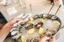 Cầu cứu bác sĩ nam khoa vì càng ăn hàu càng yếu