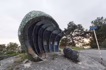 Loạt điểm bắt xe bus quá sáng tạo khiến người đi đường "đứng hình"