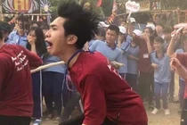 Nam sinh chiếm spotlight với biểu cảm 'khó đỡ' khi kéo co