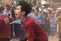 Nam sinh chiếm spotlight với biểu cảm 'khó đỡ' khi kéo co