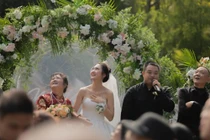 Chú rể “chơi trội” thuê cả máy báy rải phong bì lì xì cho khách mời