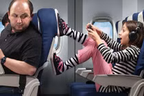 Tiếp viên hàng không tiết lộ nơi bẩn nhất trên khoang máy bay