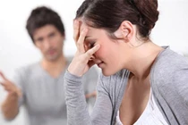 Khốn khổ vì chồng ghen kinh hoàng, bắt vợ cả ngày 'kín cổng cao tường'