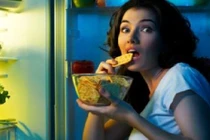 Mách bạn 10 thói quen trước khi ngủ khiến cơ thể già nua, giảm tuổi thọ