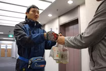 Cô gái phát hiện bạn trai nói dối để đi ngoại tình vì ... shipper giao đồ ăn