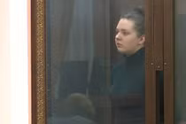 Mẹ bỏ rơi con 1 tuần để đi tiệc tùng, bé gái ăn bột giặt chống đói tới chết