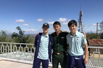 Tiền đạo Văn Toàn khoe chụp ảnh 'sống ảo' cho Tuấn Anh