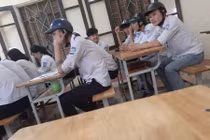 Xôn xao hình ảnh nhóm nam sinh đội mũ bảo hiểm trong giờ học