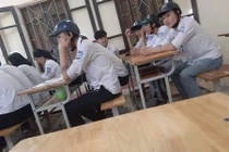 Xôn xao hình ảnh nhóm nam sinh đội mũ bảo hiểm trong giờ học