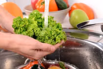 Ngâm rau sống thêm thứ này đảm bảo loại hết vi khuẩn