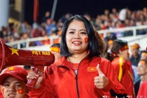 Nữ CĐV hát 'Bay lên trời là bay ra ngoài' bị tấn công trang cá nhân