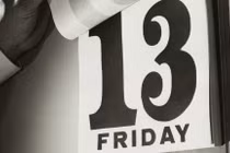 Khen em bé, cắt móng tay và những điềm gở trên thế giới