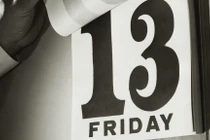 Khen em bé, cắt móng tay và những điềm gở trên thế giới