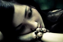 Âm thầm theo dõi chồng để rồi khóc ngất khi thấy cảnh tượng trước mắt